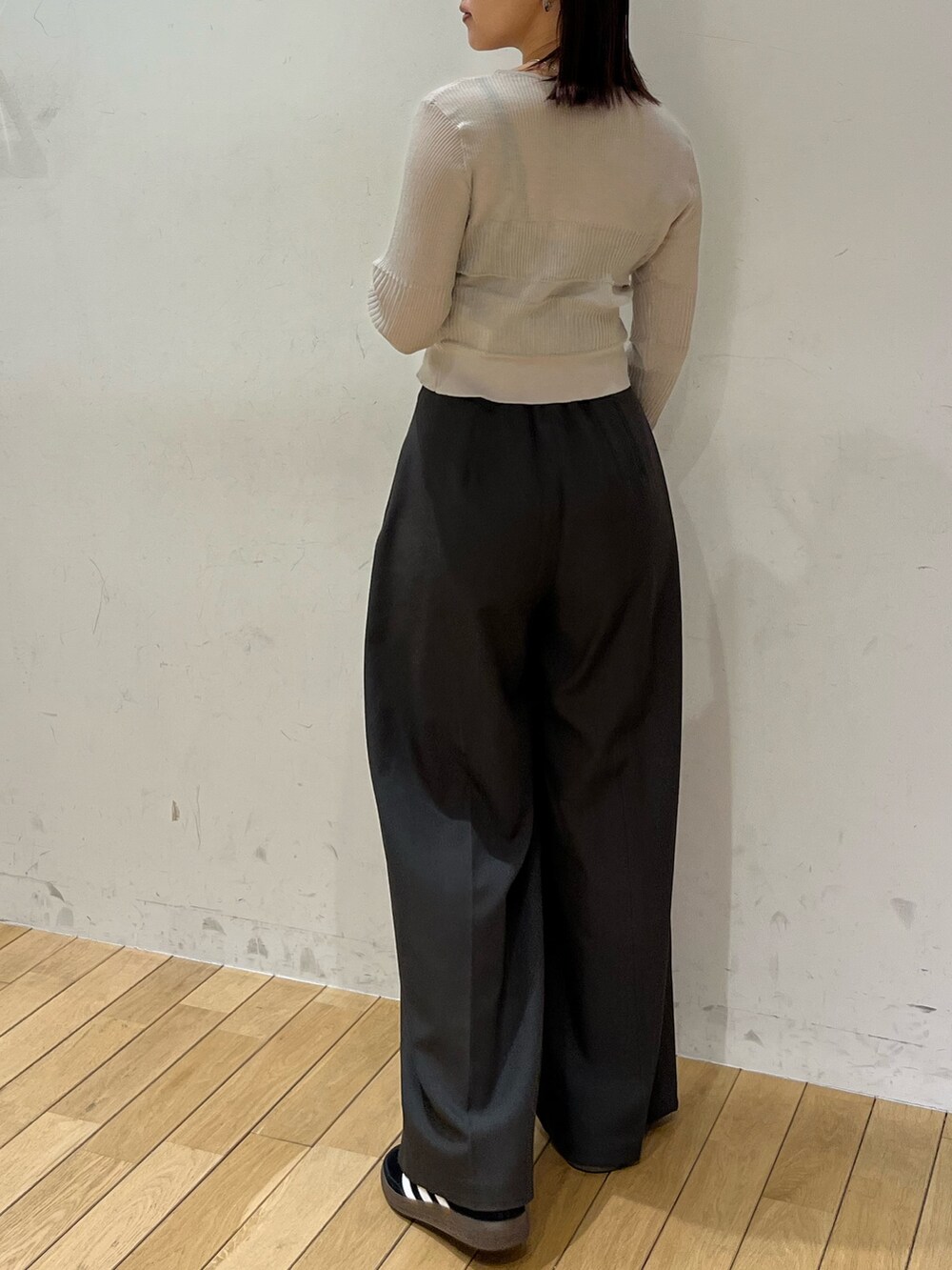 グレー系のその他パンツ、ブラック系のスニーカー、グレー系のカーディガン/ボレロを着用したレディースの春コーディネートの3枚目の写真