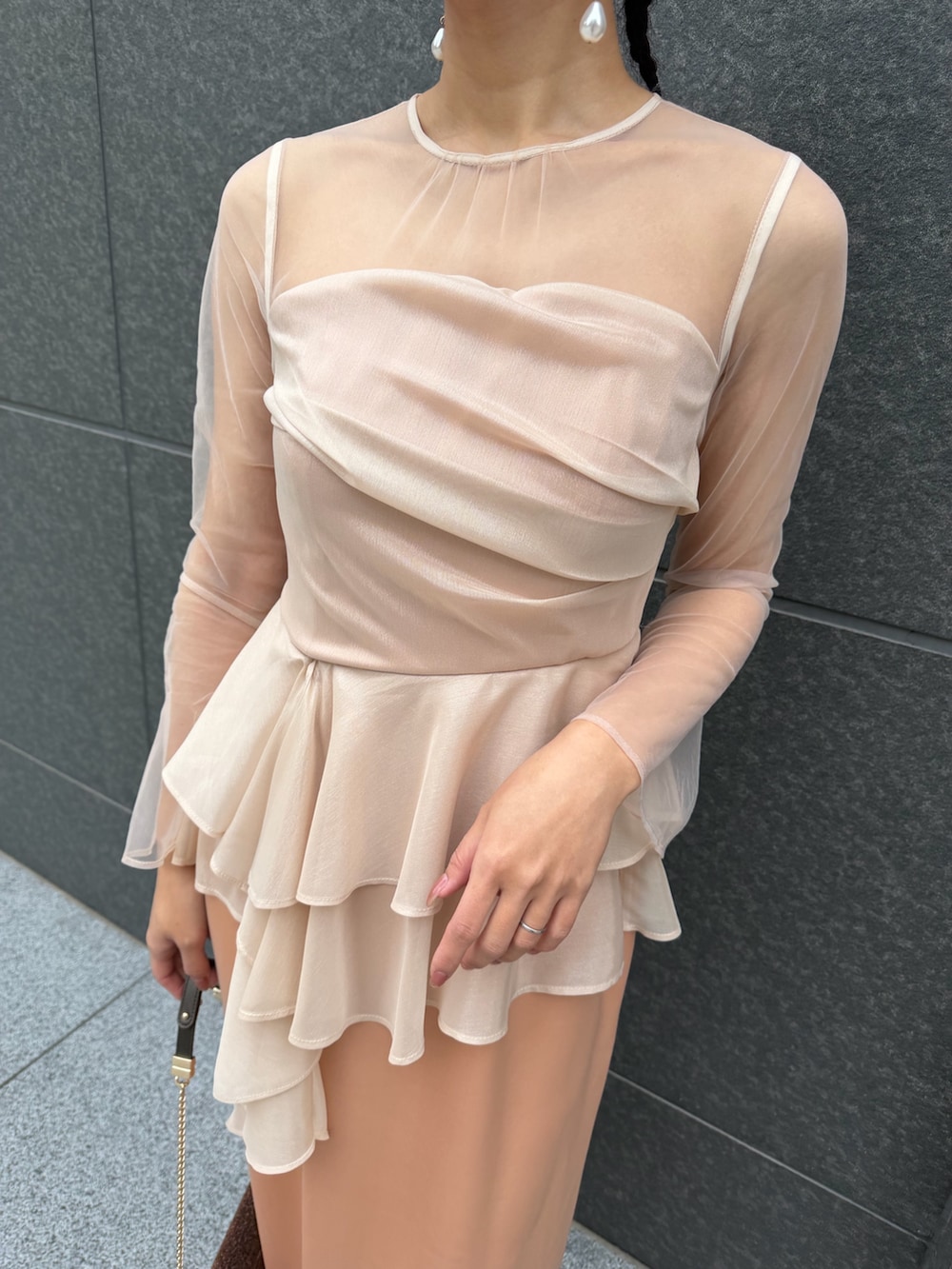 その他のクラッチバッグ、その他のパンプス、ピンク系のドレスを着用したレディースの冬コーディネートの7枚目の写真