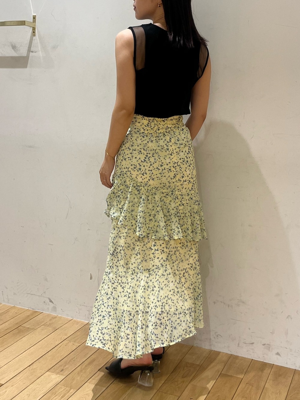 グリーン系のスカート、ブラック系のTシャツ/カットソーを着用したレディースの夏コーディネートの3枚目の写真