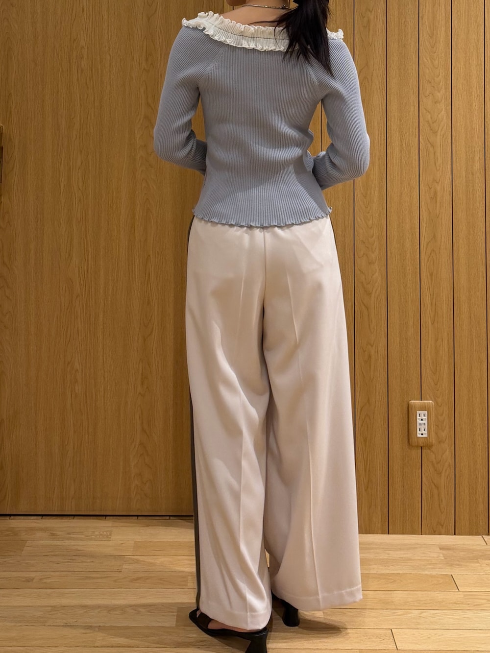 ホワイト系のその他パンツ、ブルー系のニット/セーター、ブラック系のサンダルを着用したレディースの春コーディネートの3枚目の写真