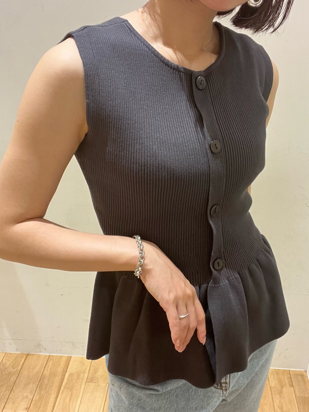 ブルー系のデニムパンツ、パープル系のハンドバッグ、グレー系のニット/セーターを着用したレディースの夏コーディネートの4枚目の写真