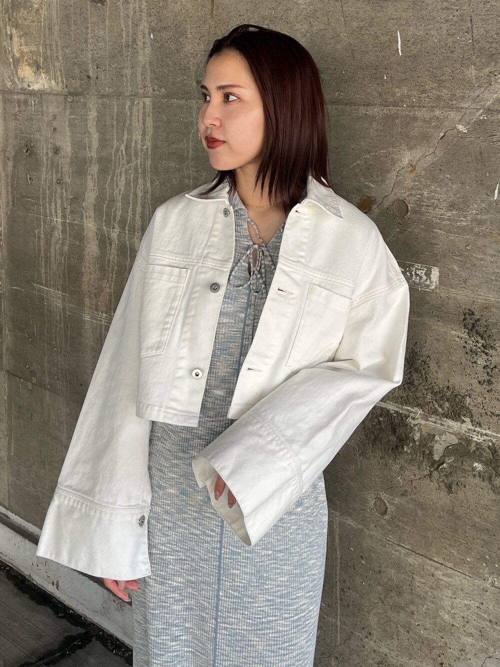 ブルー系のワンピース、ホワイト系のデニムジャケットを着用したレディースの春コーディネートの4枚目の写真