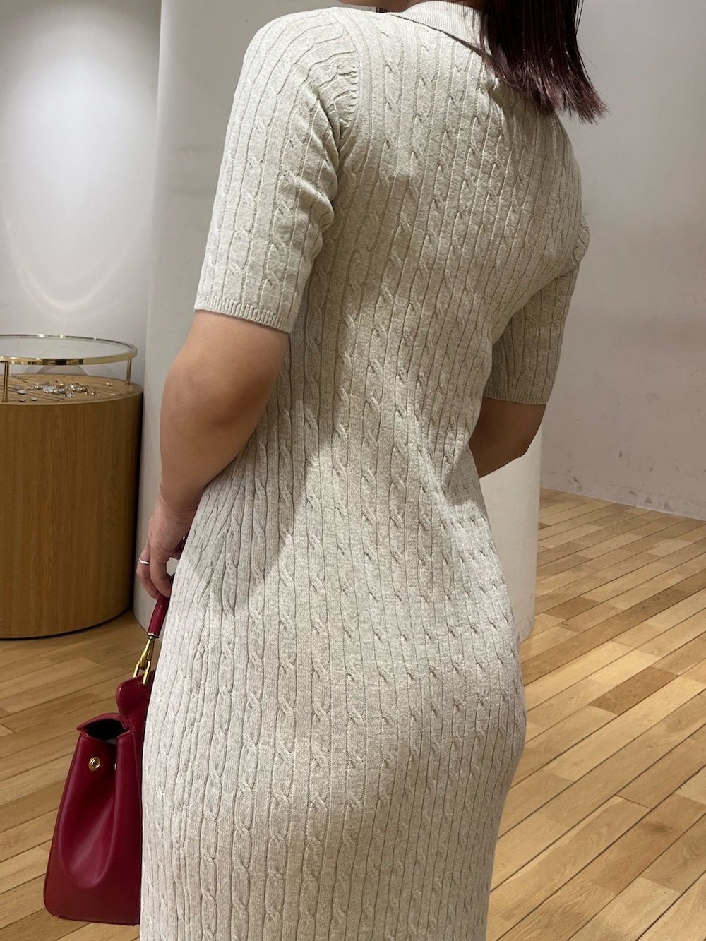 「大人カジュアル、春ニット、今日のコーデ、キレイめカジュアル、大人女子、春服、着回しコーデ、カジュアルガーリー、きれいめコーデ、大人可愛い、ママファッション、ロングワンピース、ワンピース、ワンピーススタイル、きれいめカジュアル」｜「JW PEIの【JWPEI】LUCIA CLASSICTOP HADB（ハンドバッグ、レッド系）」を使った、NANAMI NAKAMURAさん（レディース・159cm）の春コーディネートの6枚目の写真
