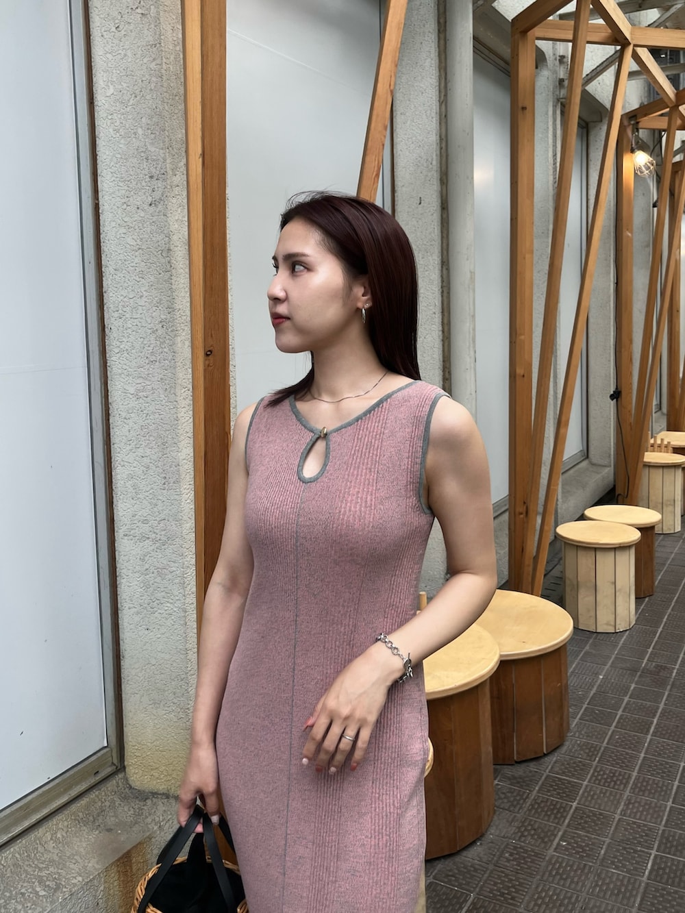 ピンク系のワンピース、ブラウン系のハンドバッグを着用したレディースの夏コーディネートの4枚目の写真