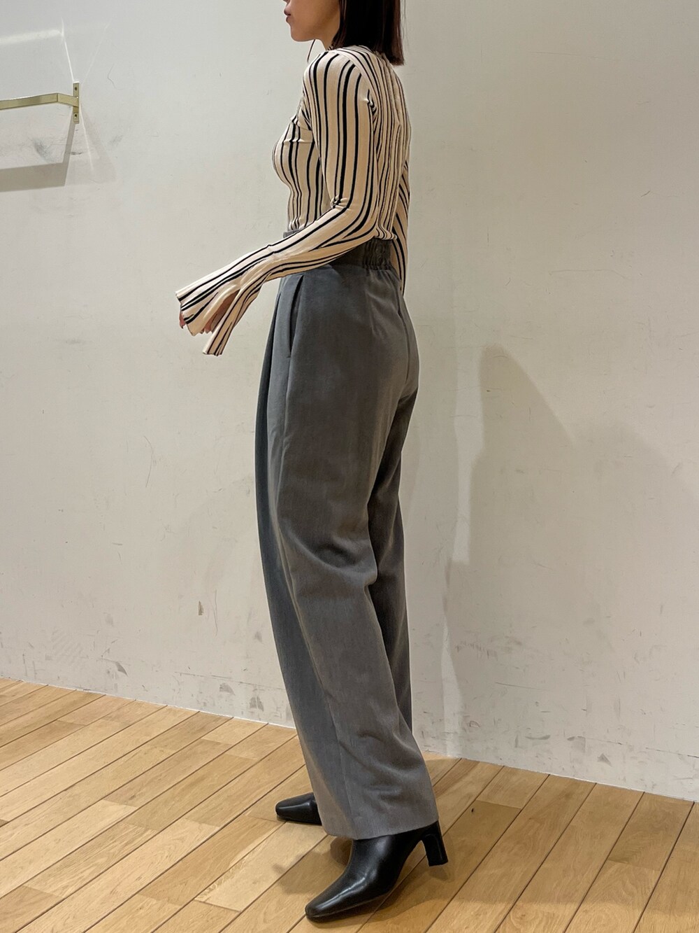 グレー系のその他パンツ、その他のニット/セーター、ブラック系のブーツを着用したレディースの冬コーディネートの2枚目の写真