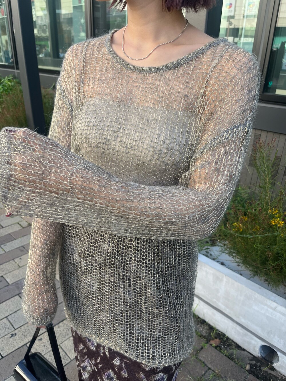 ブラック系のショルダーバッグ、グレー系のニット/セーター、ブラウン系のスカートを着用したレディースの秋コーディネートの7枚目の写真