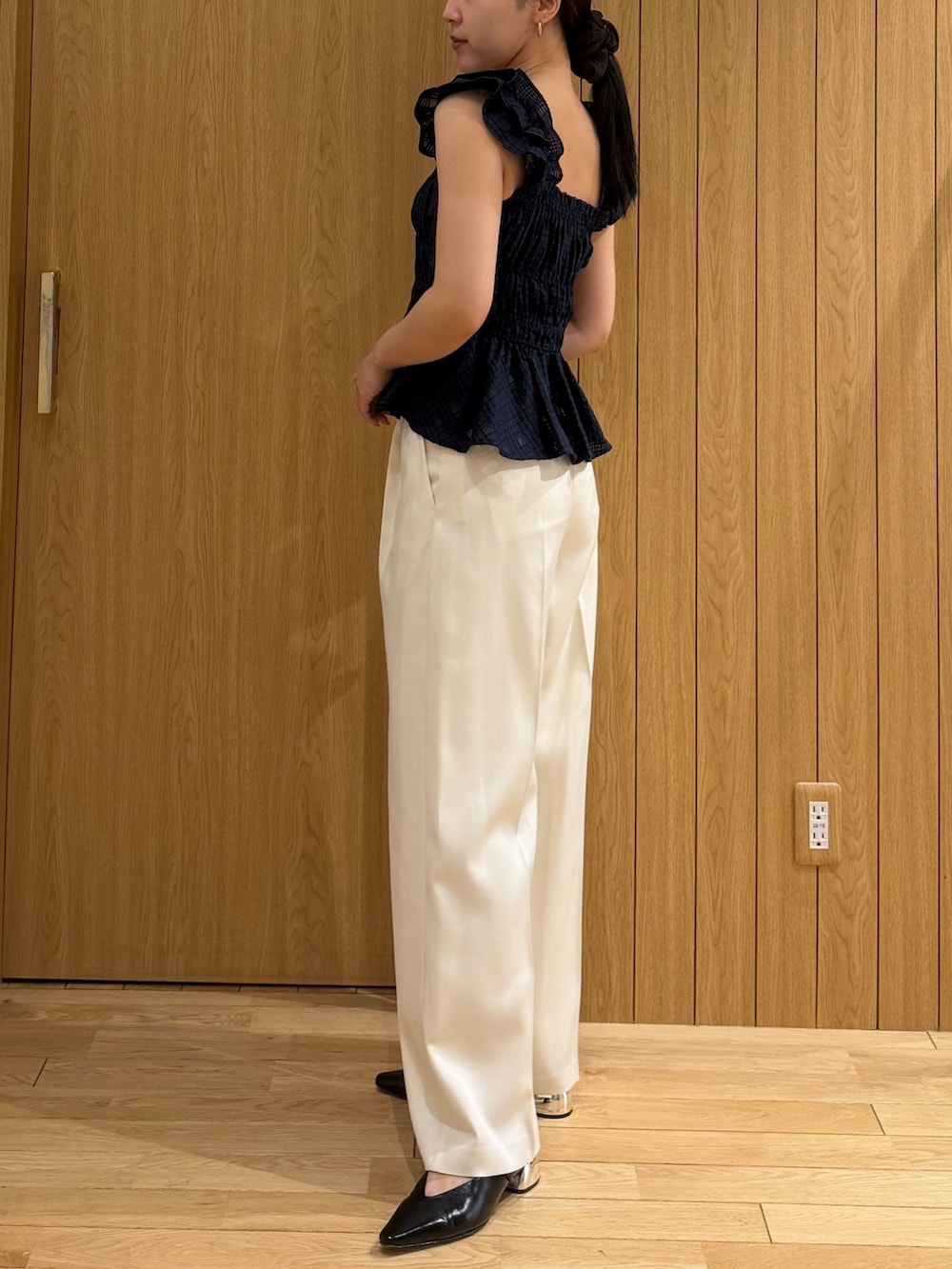 ホワイト系のその他パンツ、ブルー系のシャツ/ブラウスを着用したレディースの春コーディネートの2枚目の写真