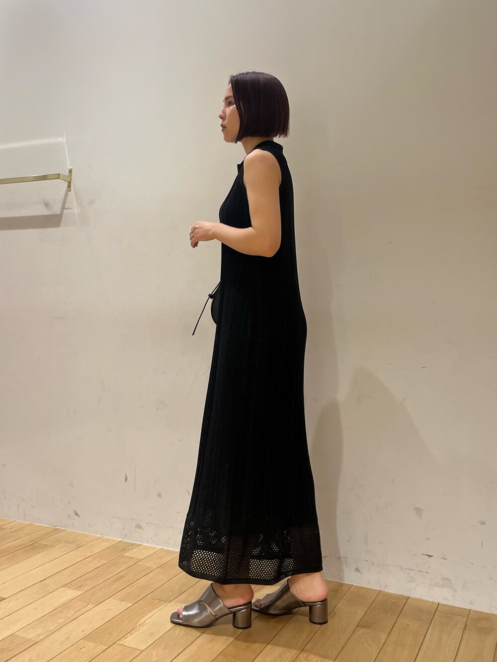 その他のサンダル、ブラック系のショルダーバッグ、ブラック系のワンピースを着用したレディースの夏コーディネートの2枚目の写真