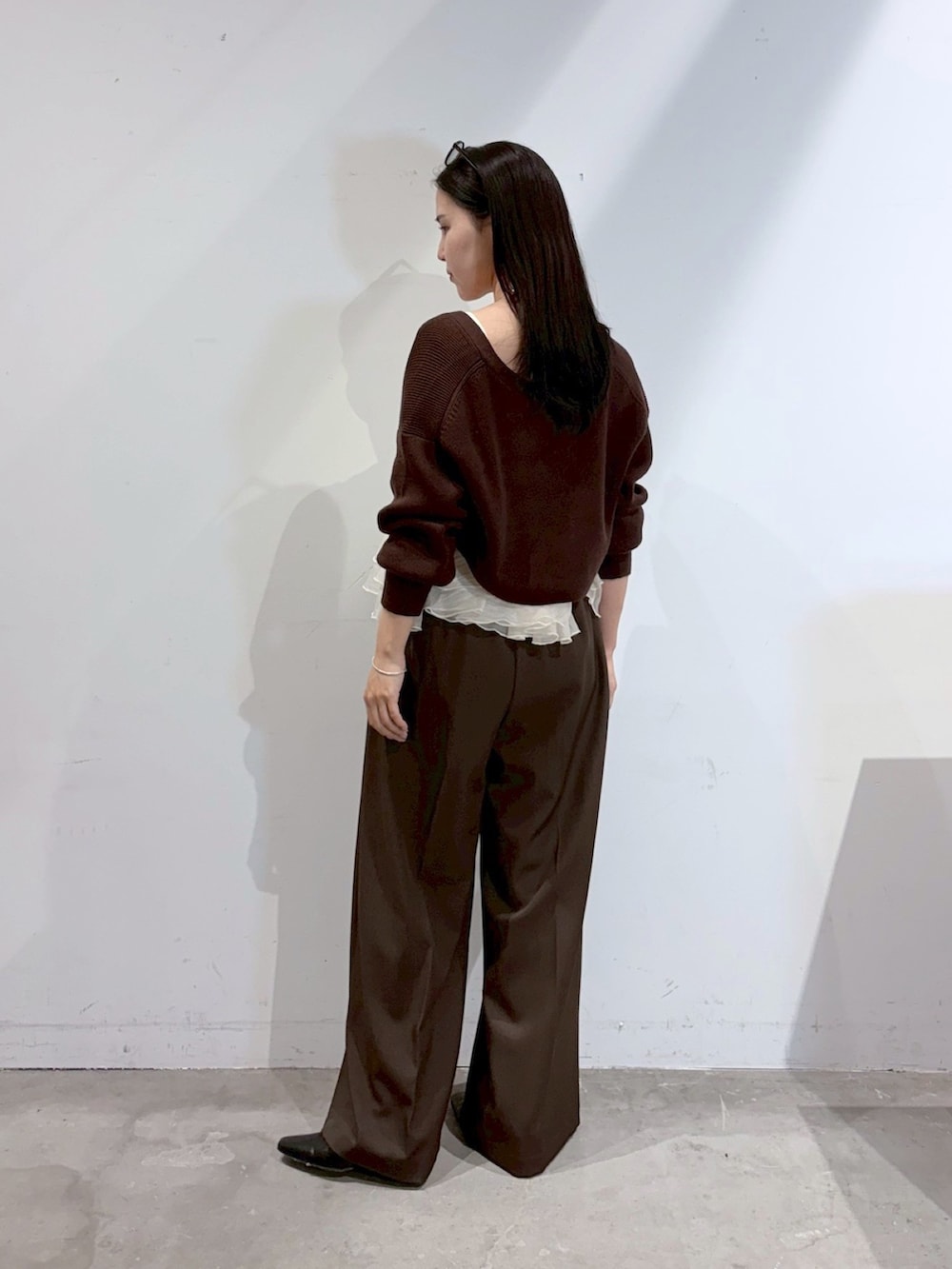ブラック系のブーツ、ブラウン系のその他パンツ、ブラウン系のカーディガン/ボレロを着用したレディースの夏コーディネートの3枚目の写真