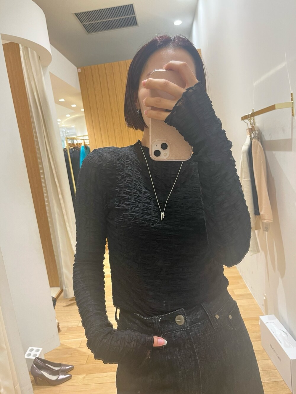 ブラック系のパンプス、ブラック系のデニムパンツ、ブラック系のTシャツ/カットソーを着用したレディースの秋コーディネートの7枚目の写真