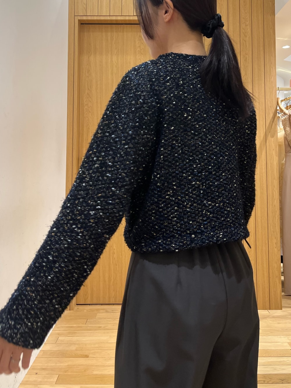 グレー系のその他パンツ、ブルー系のカーディガン/ボレロ、ゴールド系のハンドバッグを着用したレディースの冬コーディネートの5枚目の写真