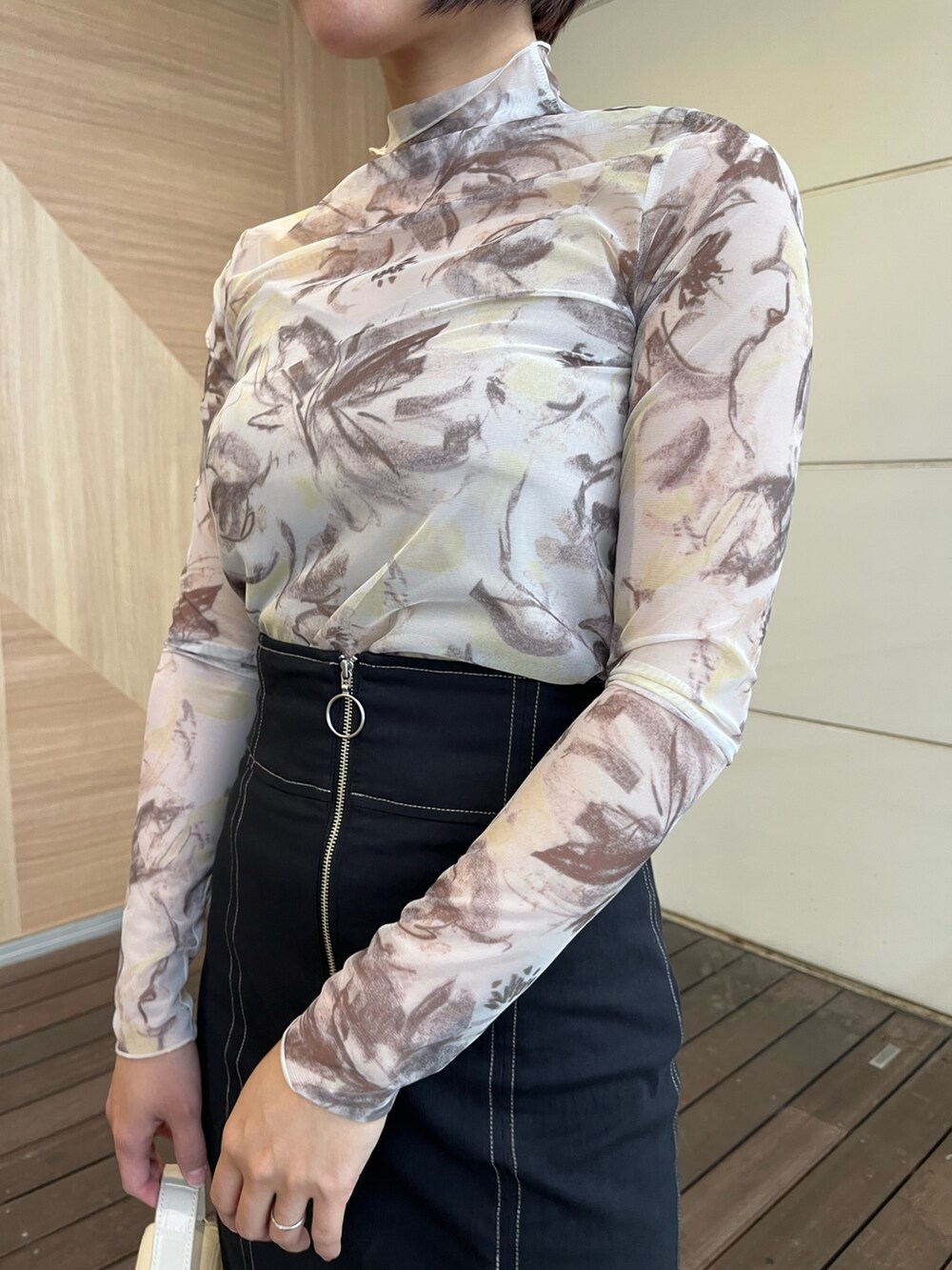 イエロー系のTシャツ/カットソー、ホワイト系のショルダーバッグ、パープル系のテーラードジャケットを着用したレディースの春コーディネートの7枚目の写真