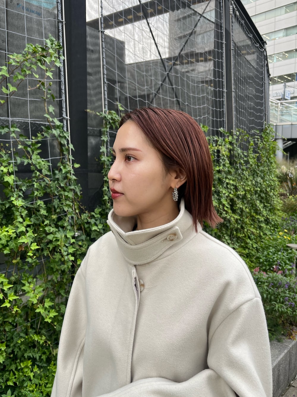 グレー系のワンピース、グレー系のステンカラーコートを着用したレディースの秋コーディネートの8枚目の写真