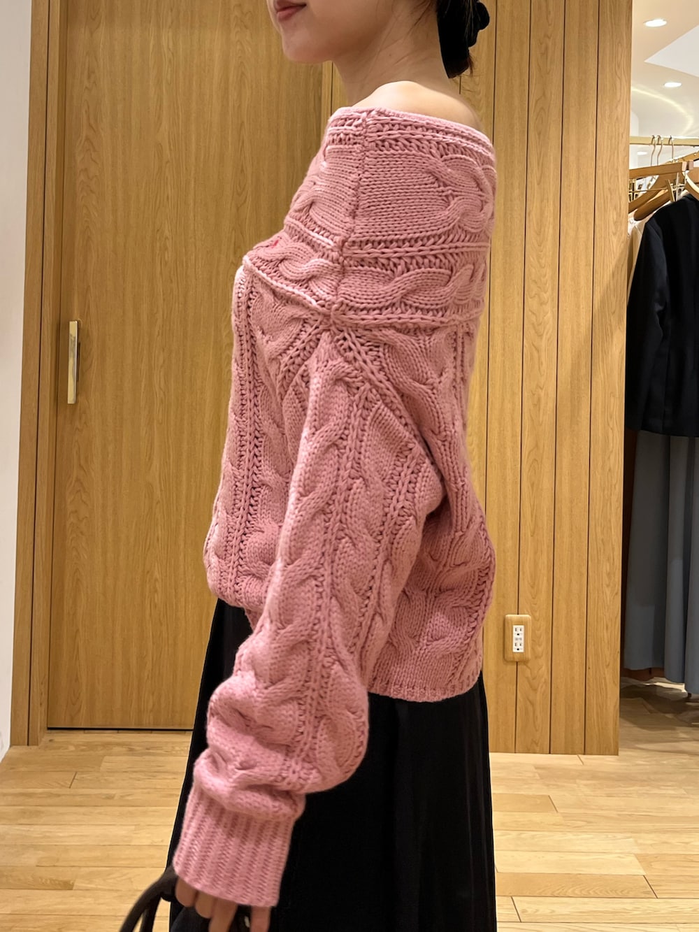 ブラウン系のパンプス、ブラック系のスカート、ピンク系のニット/セーターを着用したレディースの秋コーディネートの5枚目の写真