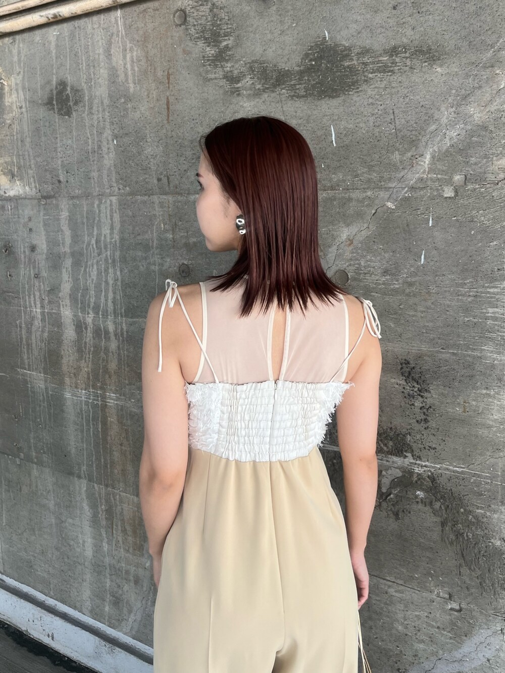 ベージュ系のショルダーバッグ、その他のパンプス、ベージュ系のパンツドレスを着用したレディースの春コーディネートの8枚目の写真