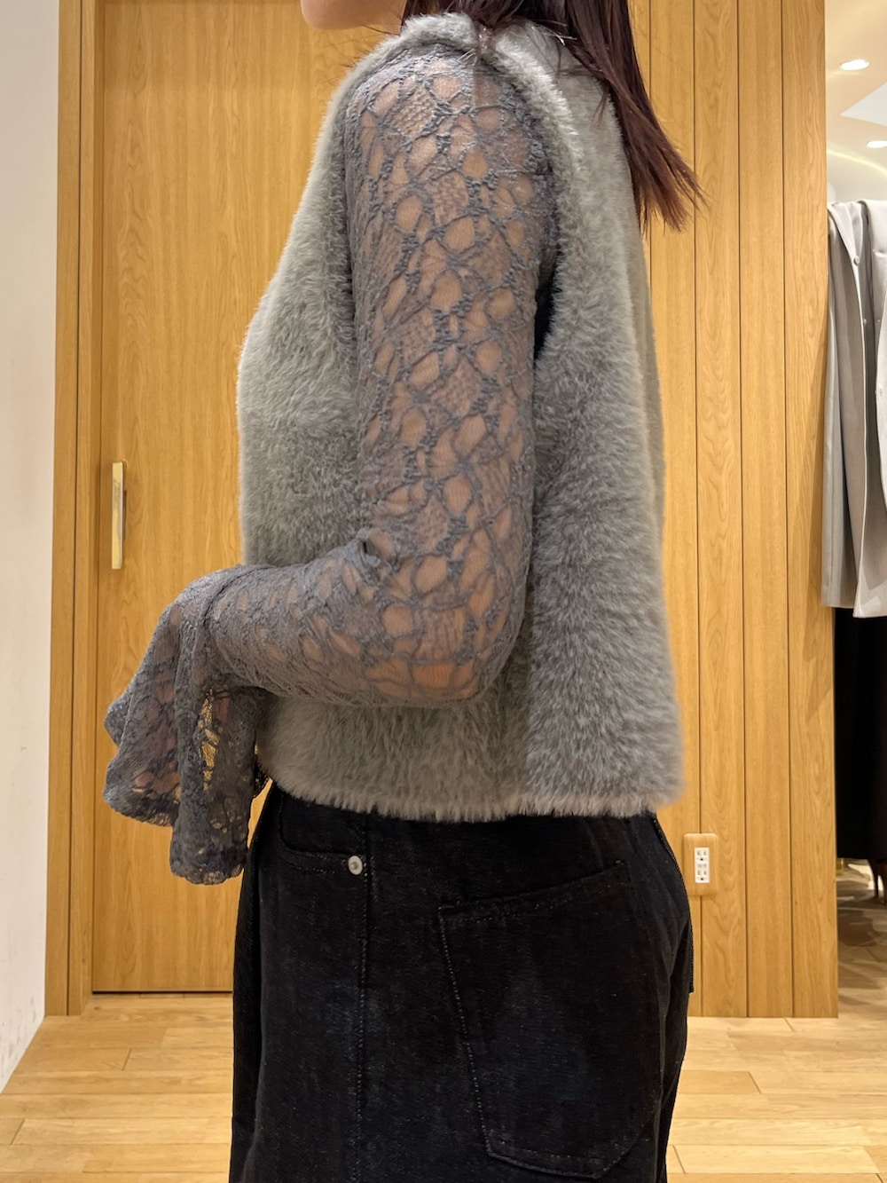 ブラック系のデニムパンツ、グレー系のシャツ/ブラウス、グレー系のベストを着用したレディースの秋コーディネートの5枚目の写真