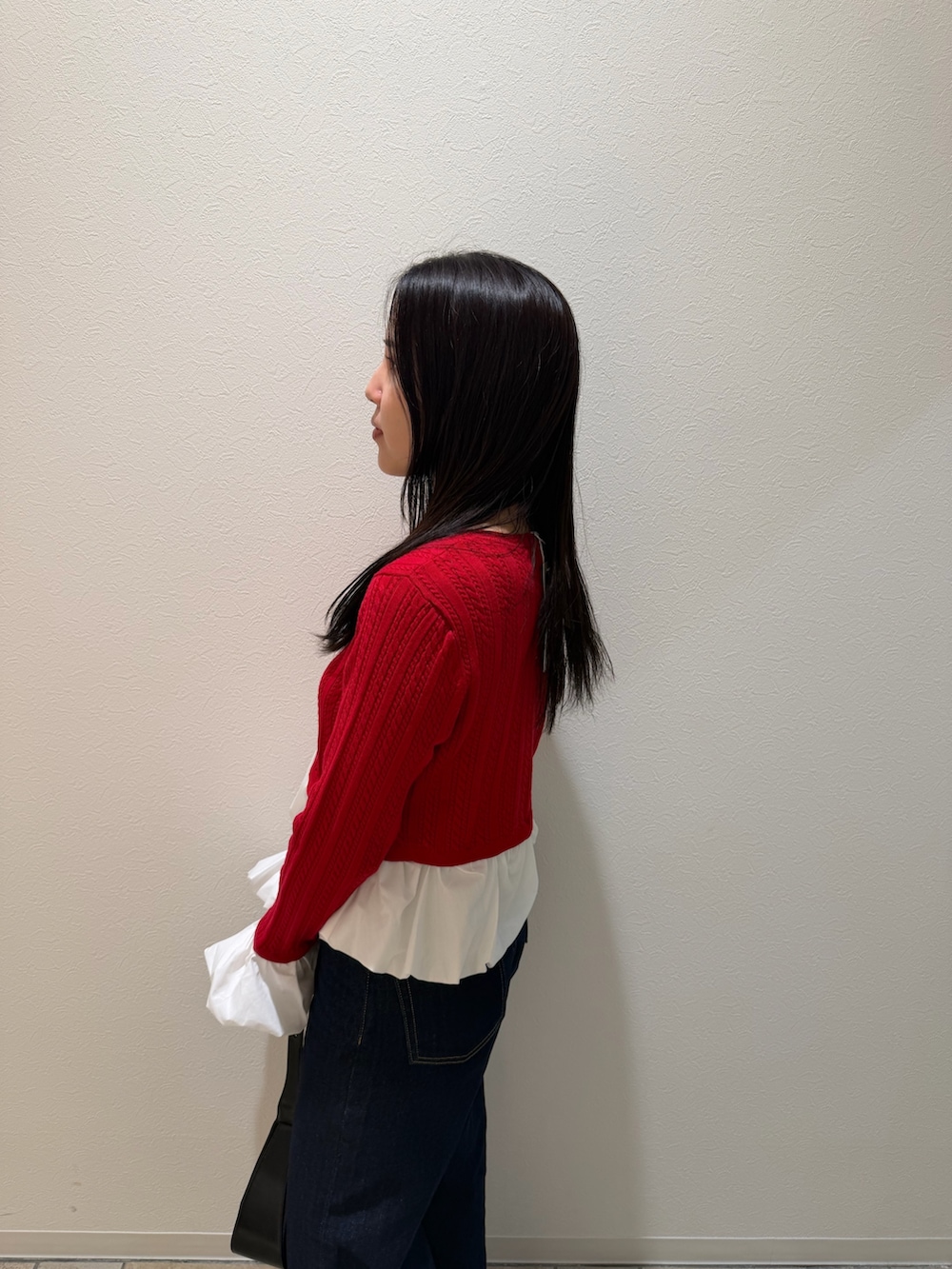 レッド系のカーディガン/ボレロ、ブルー系のデニムパンツ、ブラック系のブーツを着用したレディースの秋コーディネートの5枚目の写真