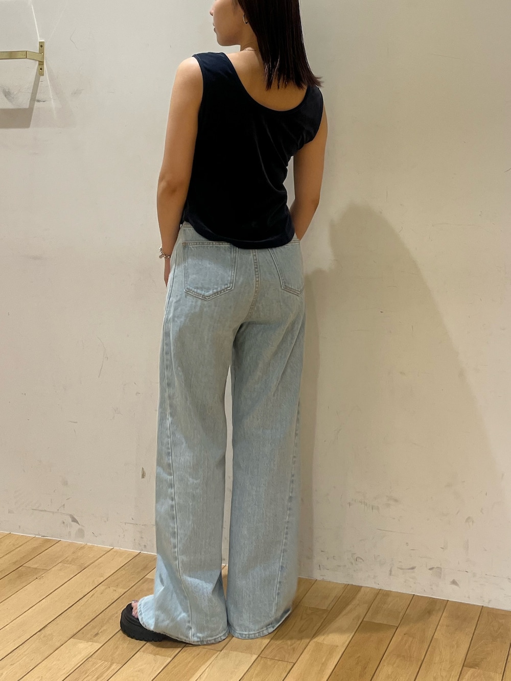 ブルー系のデニムパンツ、ブルー系のTシャツ/カットソーを着用したレディースの夏コーディネートの3枚目の写真