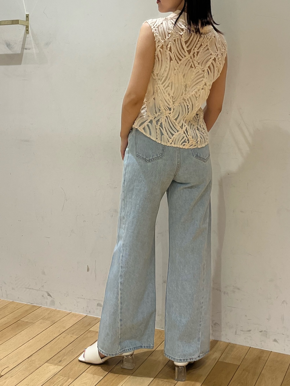 ブルー系のデニムパンツ、ホワイト系のシャツ/ブラウス、ホワイト系のサンダルを着用したレディースの夏コーディネートの3枚目の写真