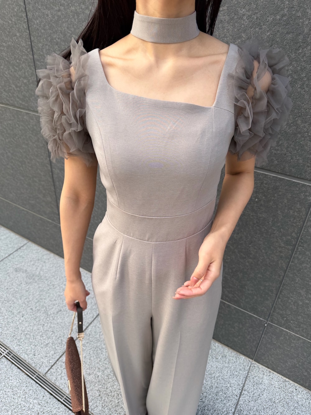 グレー系のドレス、その他のパンプス、その他のクラッチバッグを着用したレディースの冬コーディネートの7枚目の写真