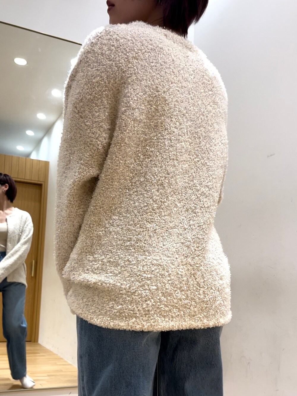 ホワイト系のパンプス、ブルー系のデニムパンツ、ホワイト系のニット/セーターを着用したレディースの冬コーディネートの4枚目の写真