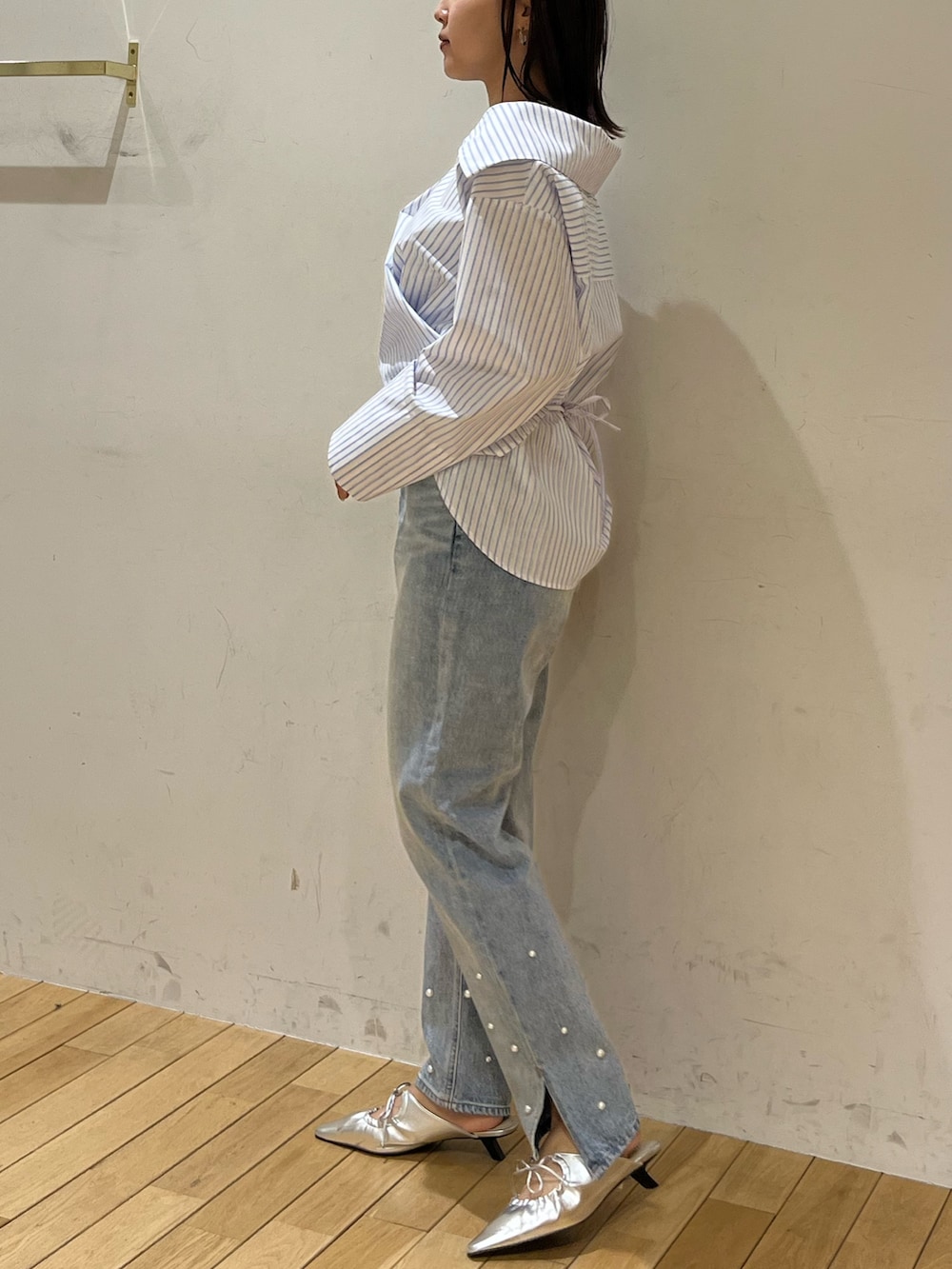 ブルー系のデニムパンツ、シルバー系のサンダル、その他のシャツ/ブラウスを着用したレディースの春コーディネートの2枚目の写真