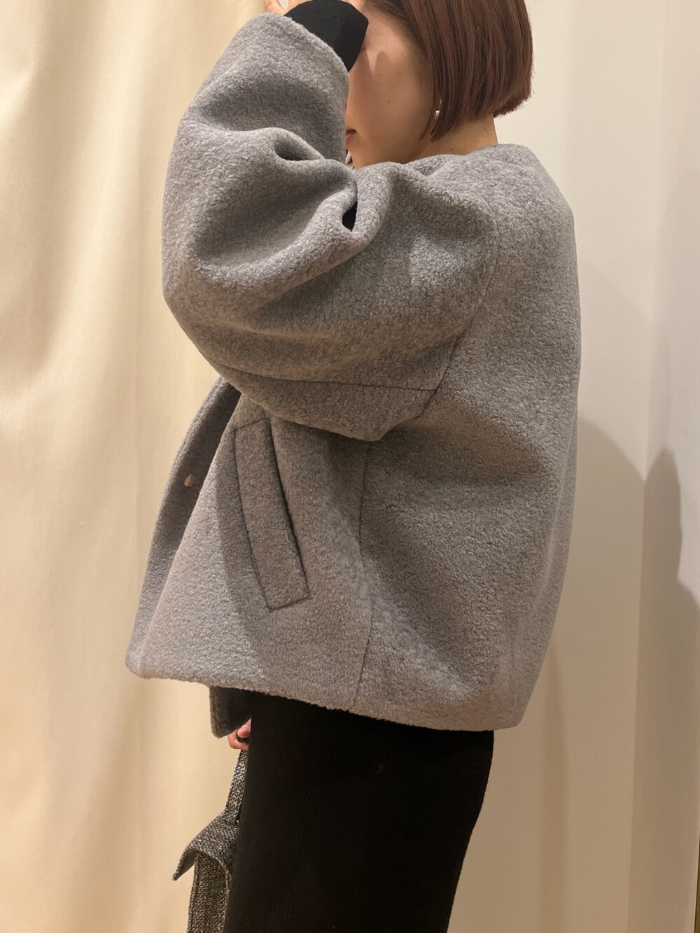 ブラック系のブーツ、グレー系のブルゾン、ブラック系のワンピースを着用したレディースの冬コーディネートの4枚目の写真