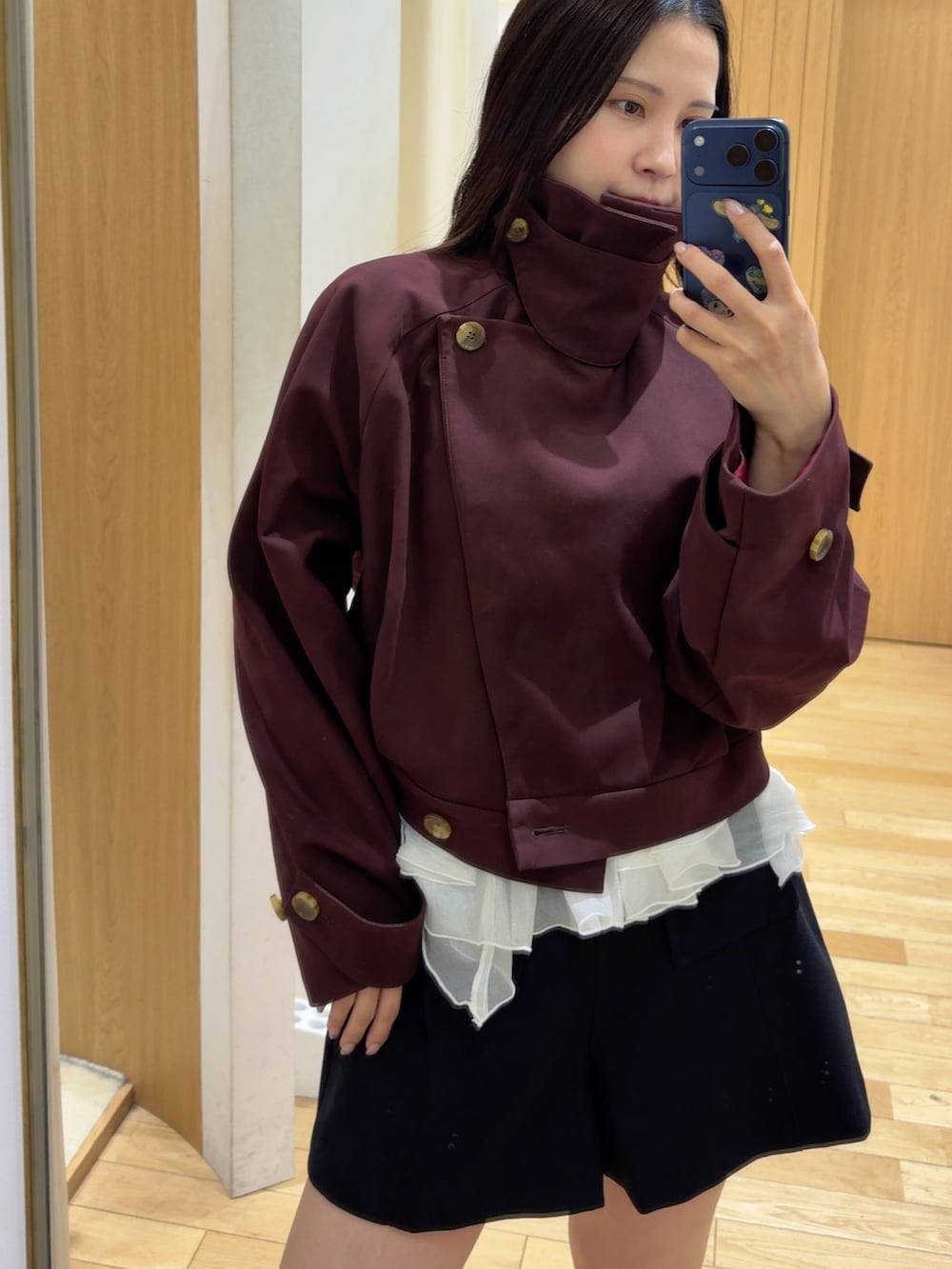 ブラック系のその他パンツ、ブラック系のハンドバッグ、ブラック系のブーツを着用したレディースの秋コーディネートの8枚目の写真