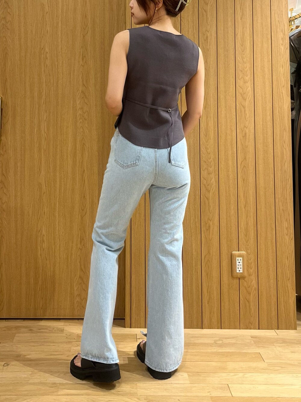 ブルー系のデニムパンツ、グレー系のニット/セーターを着用したレディースの夏コーディネートの3枚目の写真