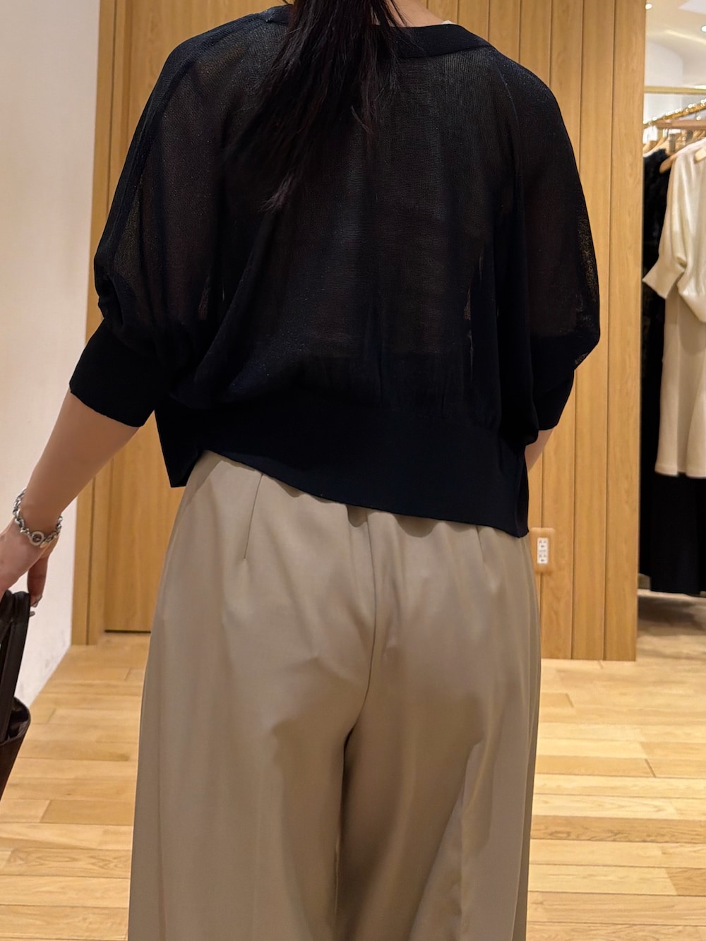 ブラック系のカーディガン/ボレロ、ベージュ系のタンクトップ、ベージュ系のその他パンツを着用したレディースの夏コーディネートの6枚目の写真