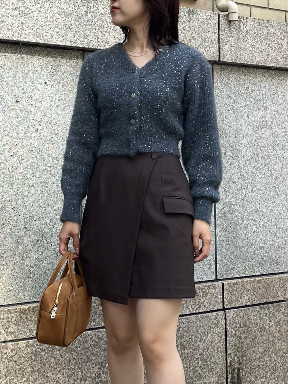 ブラウン系のハンドバッグ、グレー系のカーディガン/ボレロ、ブラウン系のスカートを着用したレディースの秋コーディネートの8枚目の写真