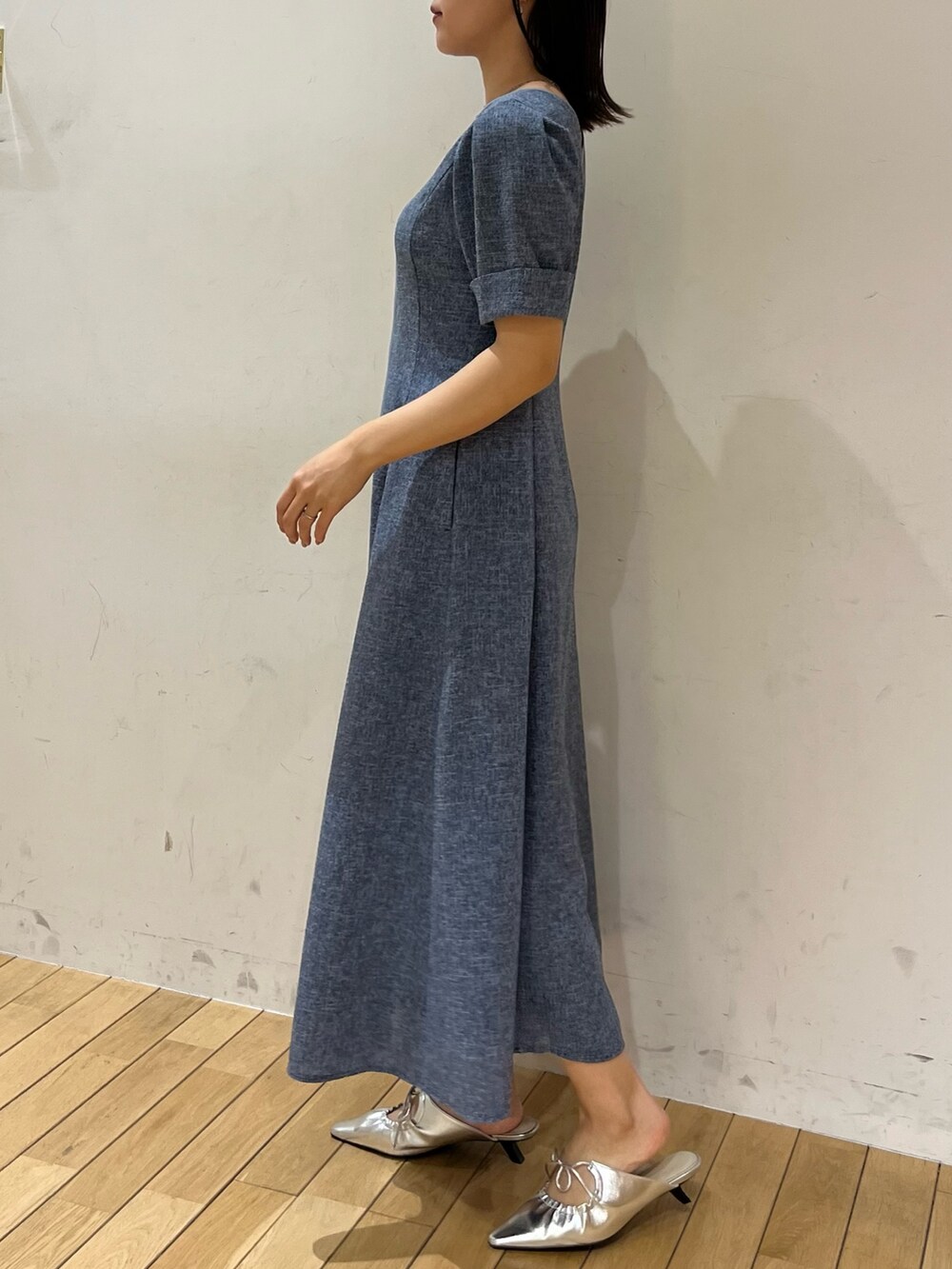 ブルー系のワンピース、シルバー系のサンダル、シルバー系のネックレスを着用したレディースの春コーディネートの2枚目の写真