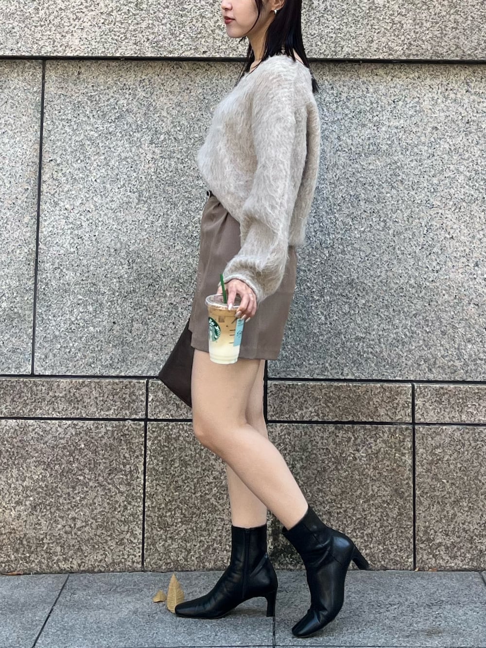 ブラウン系のその他パンツ、ブラウン系のハンドバッグ、ブラック系のブーツを着用したレディースの秋コーディネートの2枚目の写真