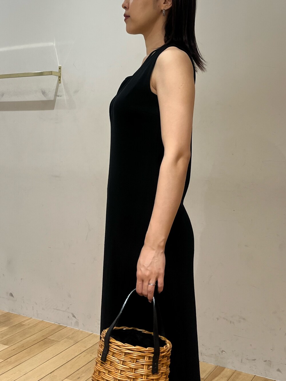 ブラック系のワンピース、ピンク系のスニーカー、ブラウン系のハンドバッグを着用したレディースの夏コーディネートの5枚目の写真