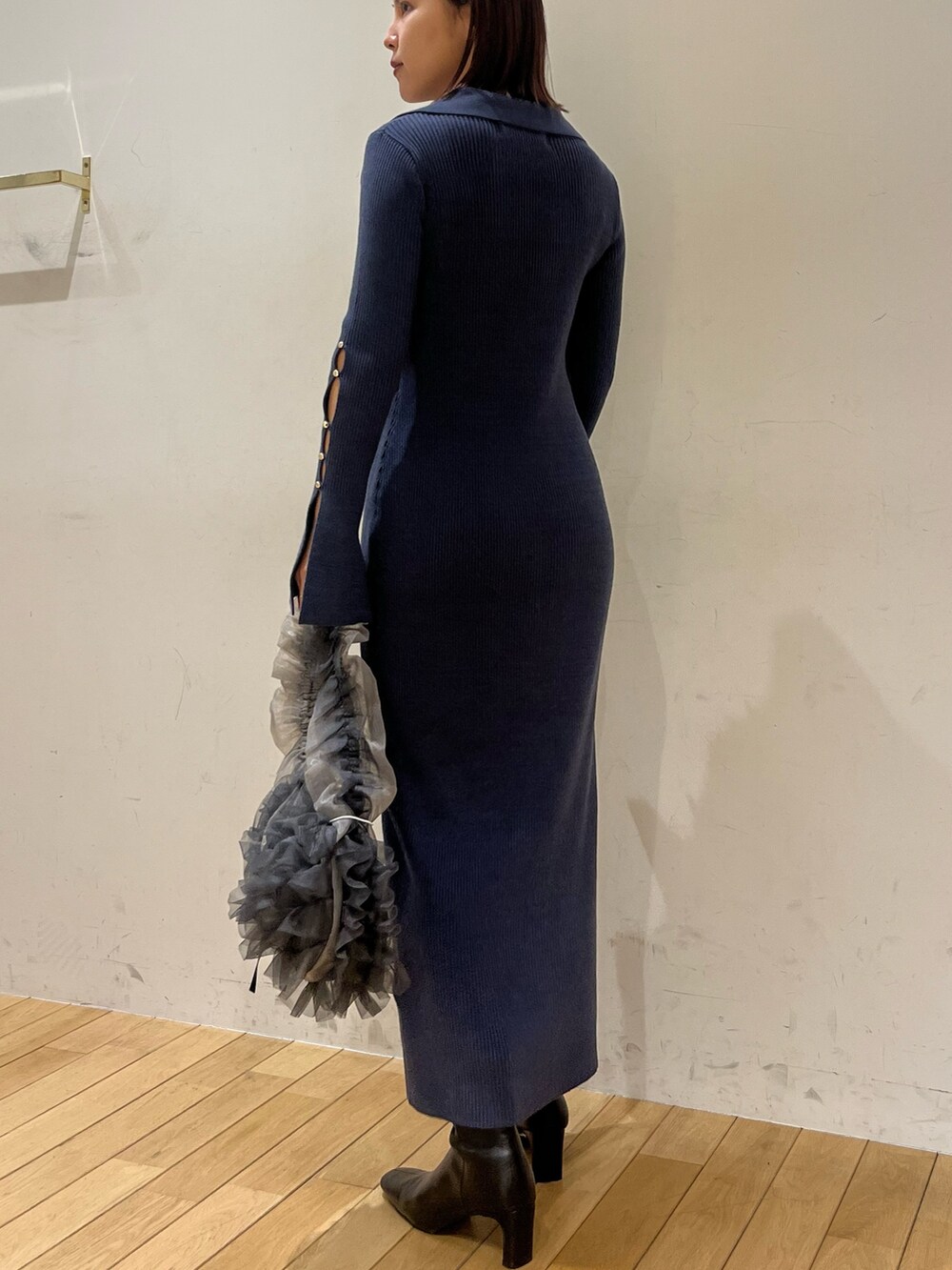 ブルー系のワンピース、グレー系のハンドバッグを着用したレディースの冬コーディネートの3枚目の写真