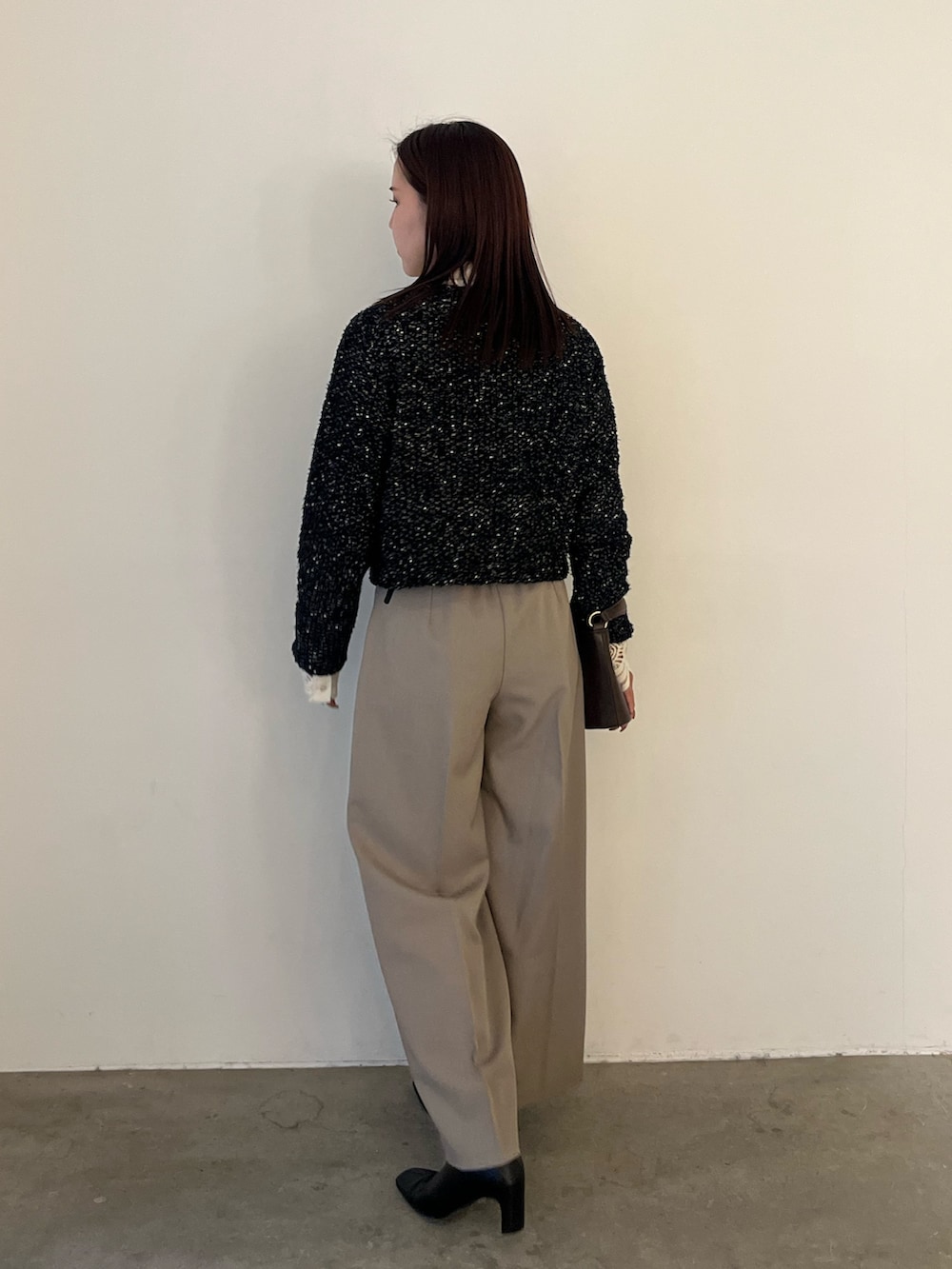 ブラウン系のハンドバッグ、ベージュ系のその他パンツ、ホワイト系のシャツ/ブラウスを着用したレディースの冬コーディネートの3枚目の写真