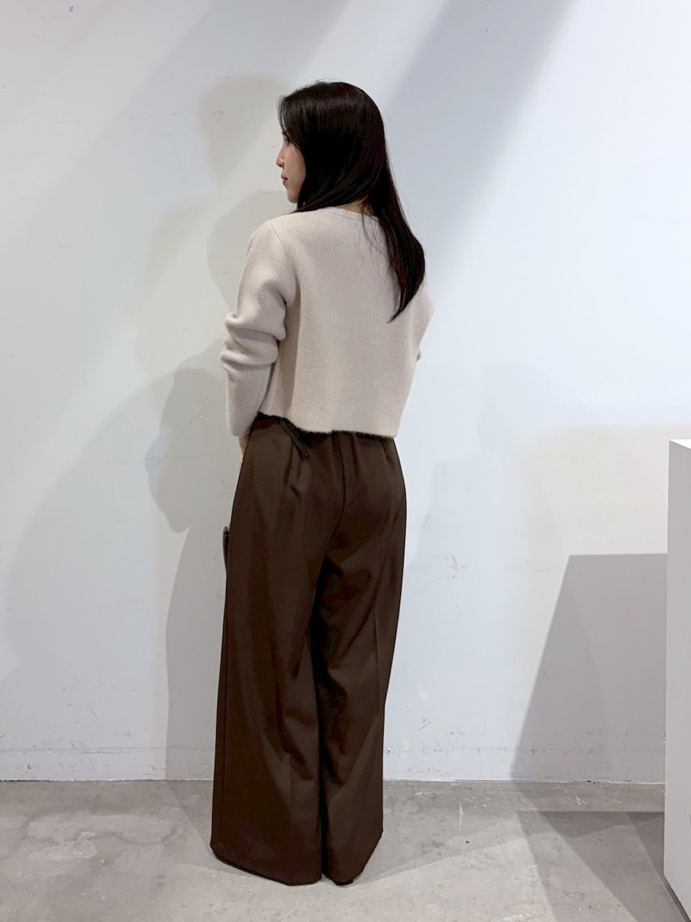 ブラウン系のその他パンツ、ブラック系のブーツ、ベージュ系のノーカラージャケットを着用したレディースの秋コーディネートの3枚目の写真
