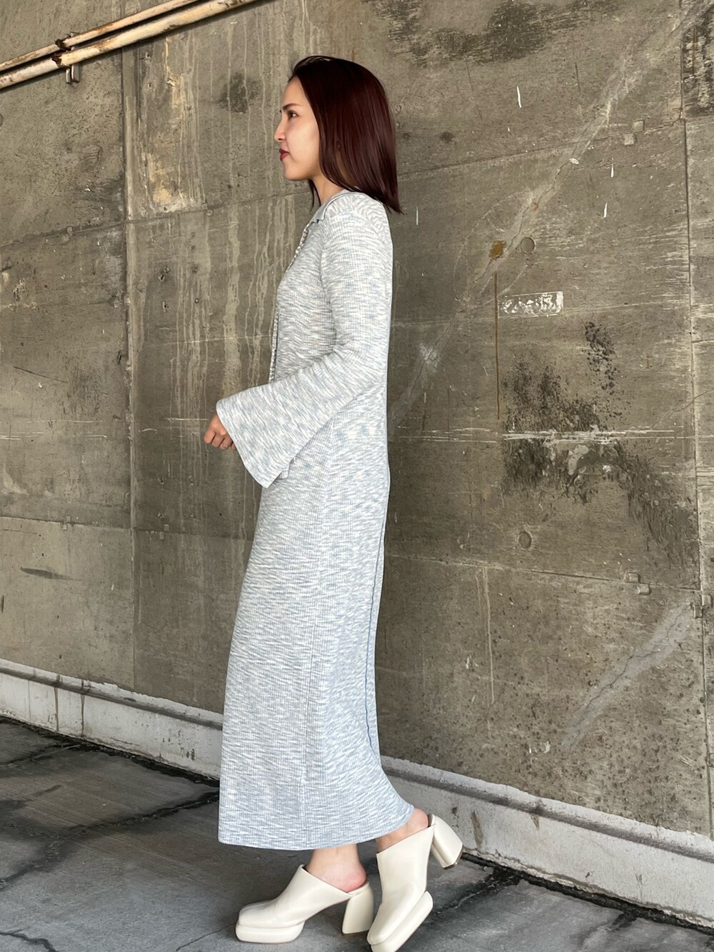 ブルー系のワンピース、ホワイト系のサンダルを着用したレディースの春コーディネートの2枚目の写真