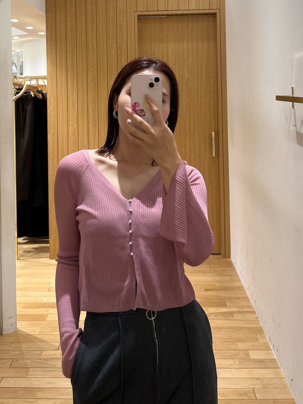 グレー系のスウェットパンツ、ホワイト系のサンダル、ピンク系のカーディガン/ボレロを着用したレディースの春コーディネートの4枚目の写真