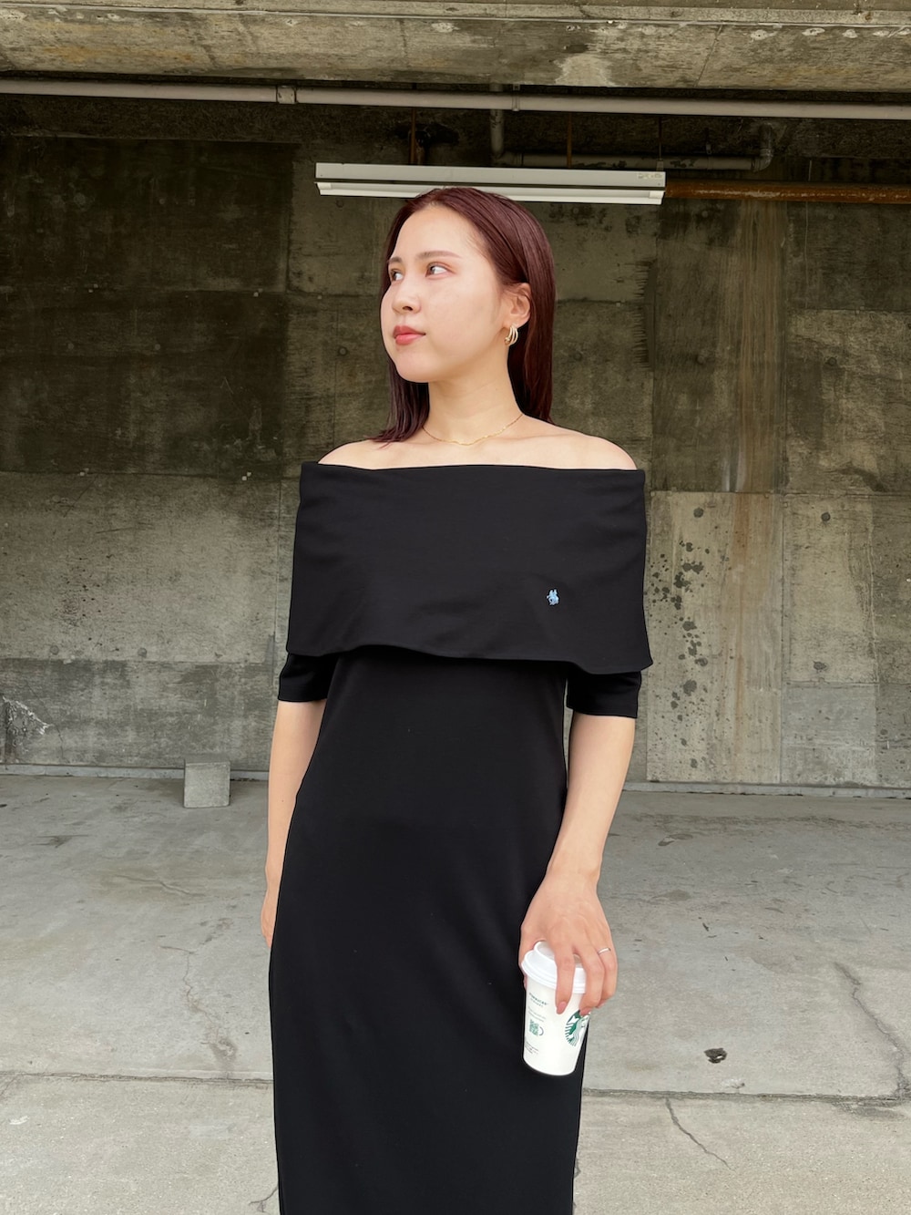 ブラック系のワンピース、ホワイト系のスニーカーを着用したレディースの春コーディネートの4枚目の写真