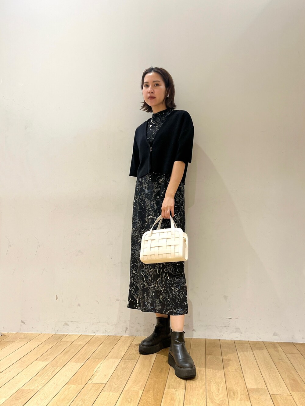 ブラック系のワンピース、その他のサンダル、ホワイト系のショルダーバッグを着用したレディースの夏コーディネートの5枚目の写真