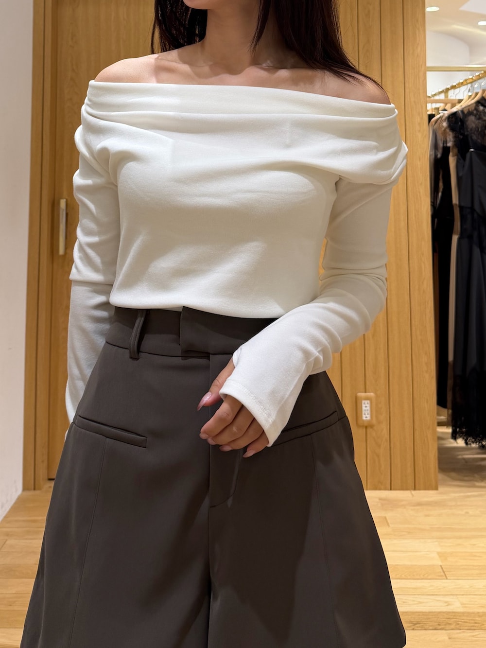 ブラウン系のその他パンツ、ブラウン系のハンドバッグ、ホワイト系のニット/セーターを着用したレディースの秋コーディネートの5枚目の写真