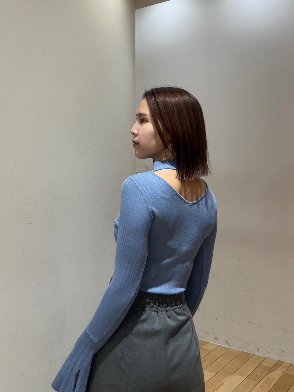 グレー系のその他パンツ、ブルー系のニット/セーター、ブラック系のブーツを着用したレディースの冬コーディネートの5枚目の写真