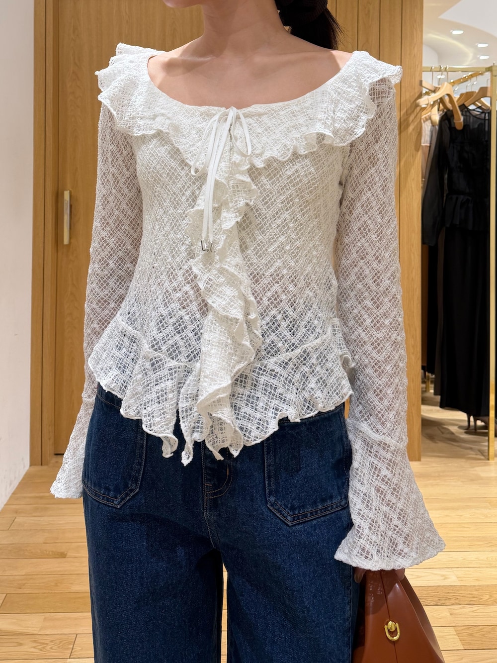 ブラック系のサンダル、ホワイト系のシャツ/ブラウス、ブルー系のデニムパンツを着用したレディースの冬コーディネートの3枚目の写真