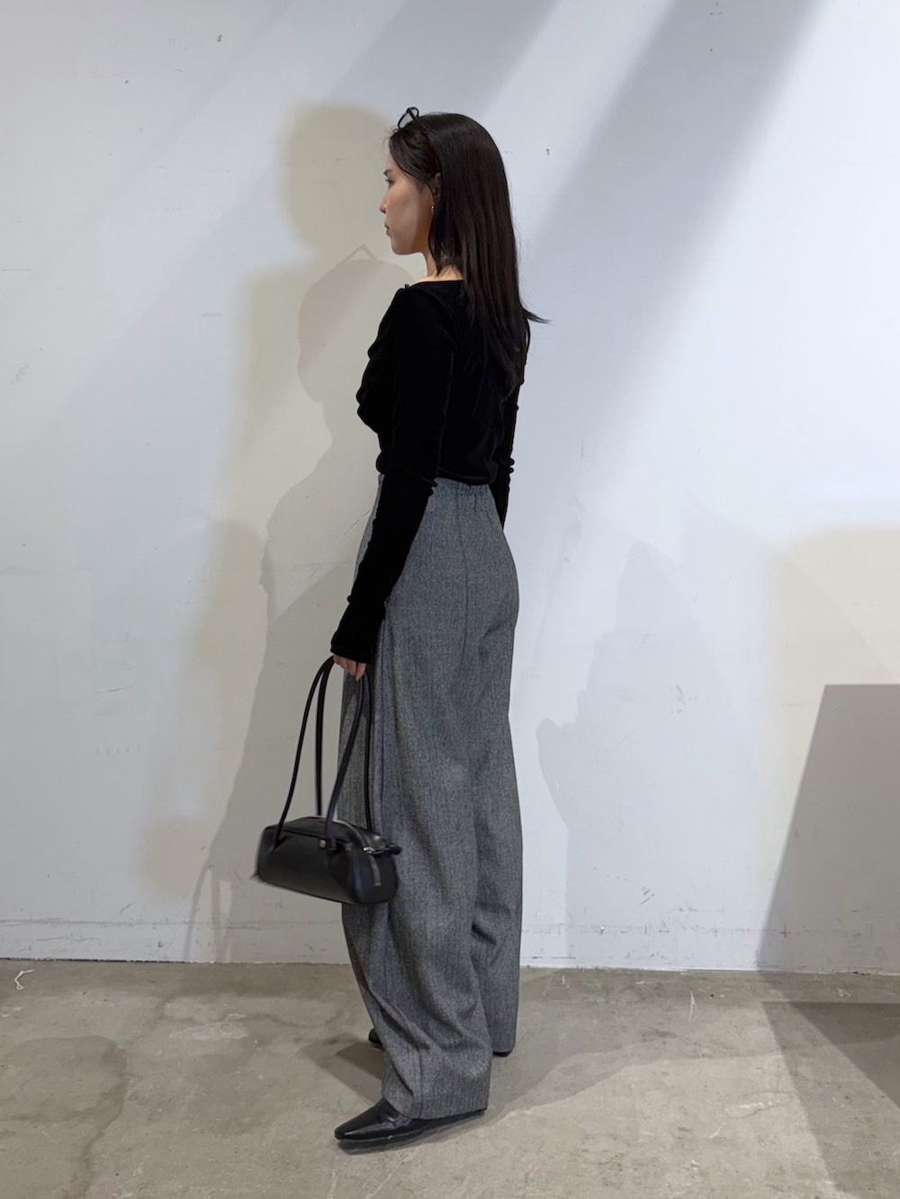 ブラック系のTシャツ/カットソー、ブラック系のブーツ、ブラック系のその他パンツを着用したレディースの秋コーディネートの2枚目の写真