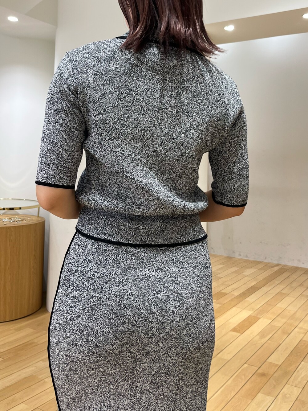 ブラック系のワンピース、レッド系のハンドバッグ、ホワイト系のサンダルを着用したレディースの春コーディネートの5枚目の写真