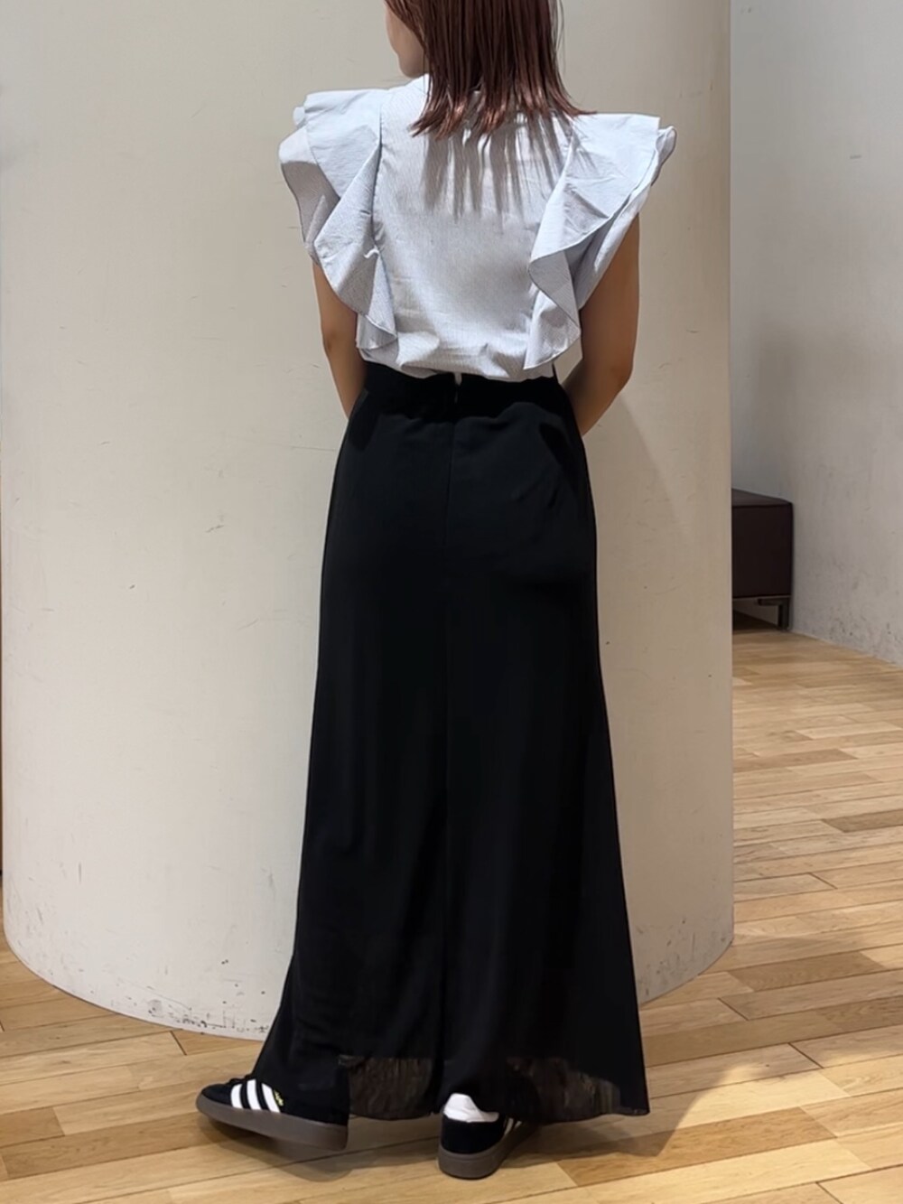 その他のシャツ/ブラウス、ブラック系のスニーカー、ブラック系のスカートを着用したレディースの春コーディネートの3枚目の写真