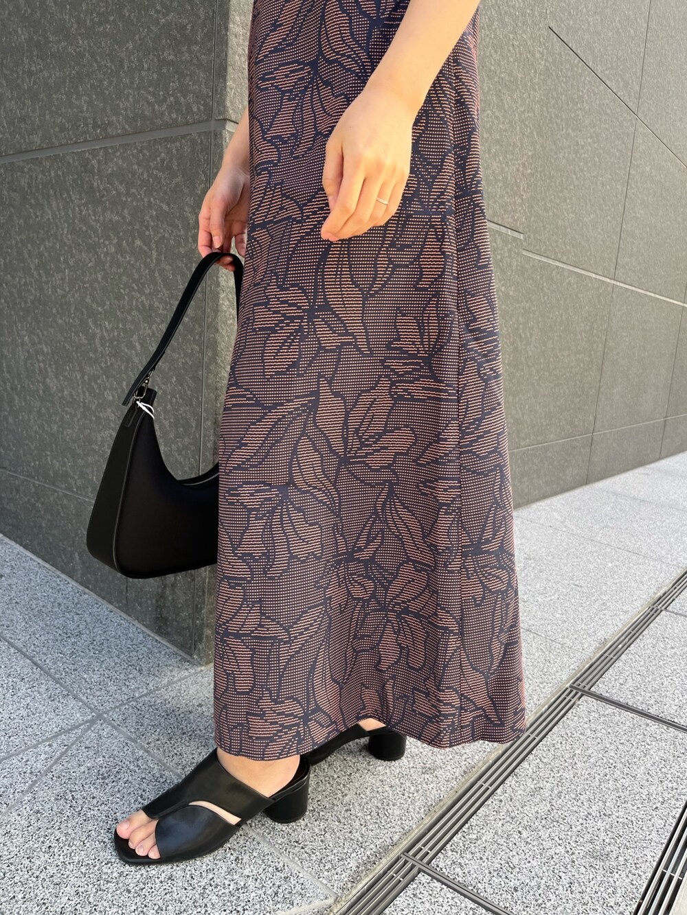 ブルー系のワンピース、ブラック系のサンダル、ブラック系のハンドバッグを着用したレディースの春コーディネートの4枚目の写真