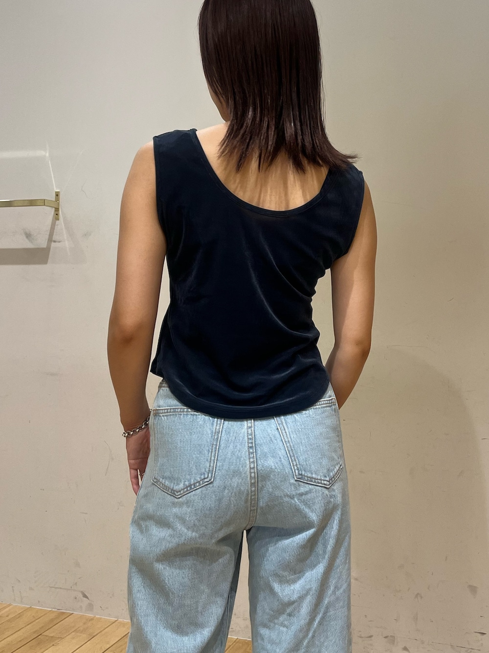 ブルー系のデニムパンツ、ブルー系のTシャツ/カットソーを着用したレディースの夏コーディネートの6枚目の写真