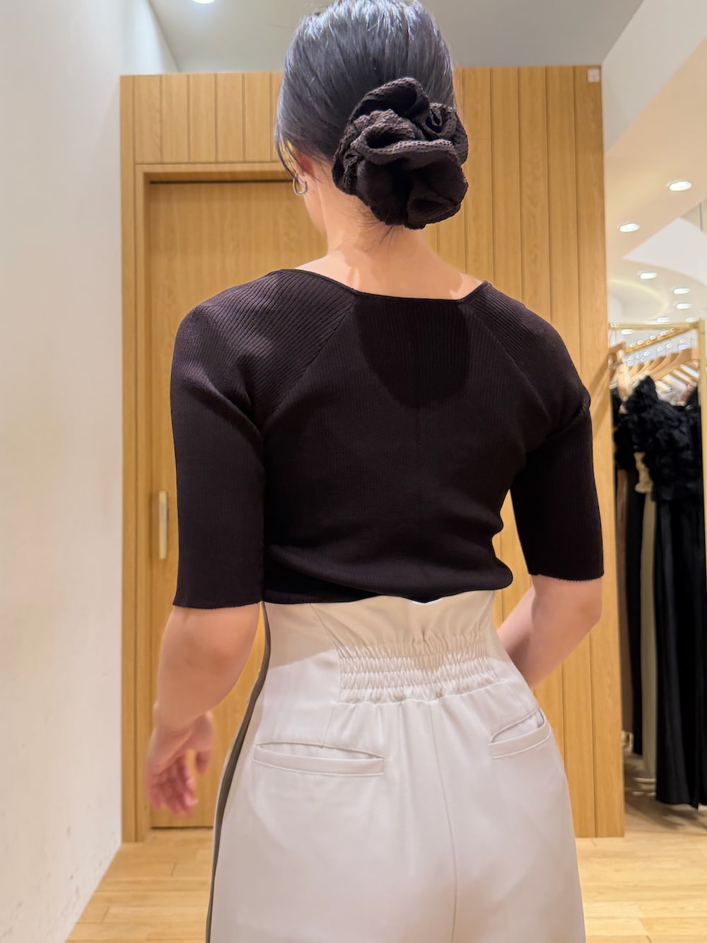 ホワイト系のその他パンツ、ブラウン系のニット/セーターを着用したレディースの春コーディネートの5枚目の写真